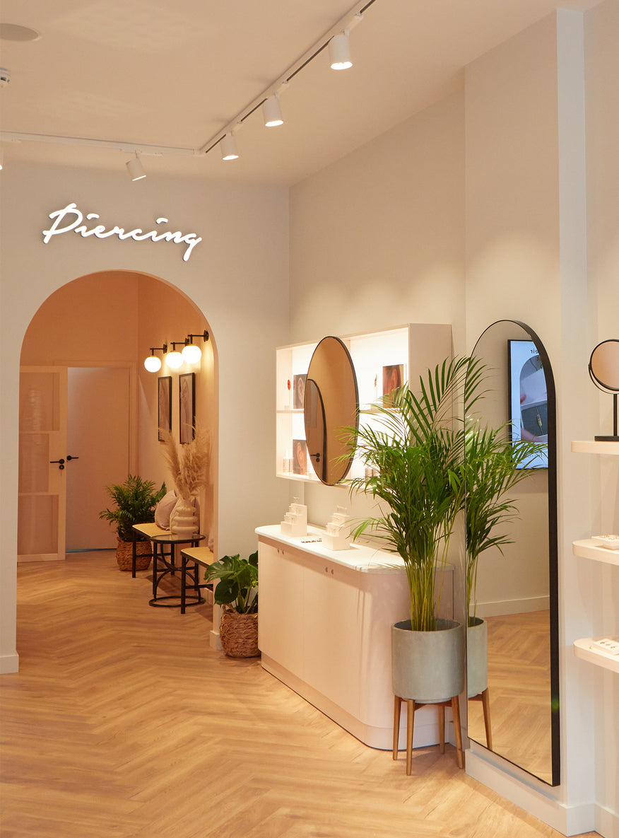 1x2_piercing_mobile-Astrid & Miyu