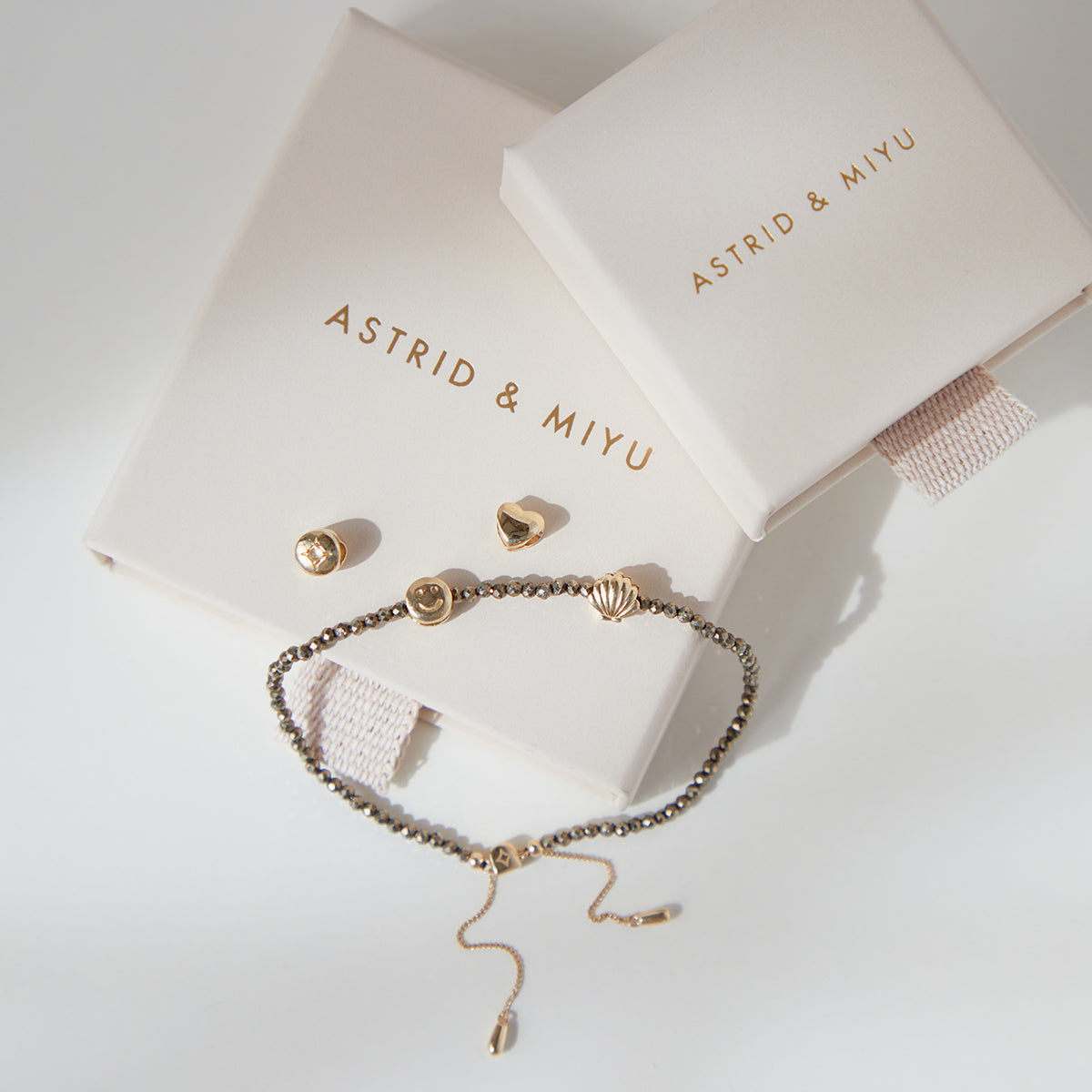 A&M Junior Collection - Shell Click Charm in 9k Gold - Click Charm - Astrid & Miyu