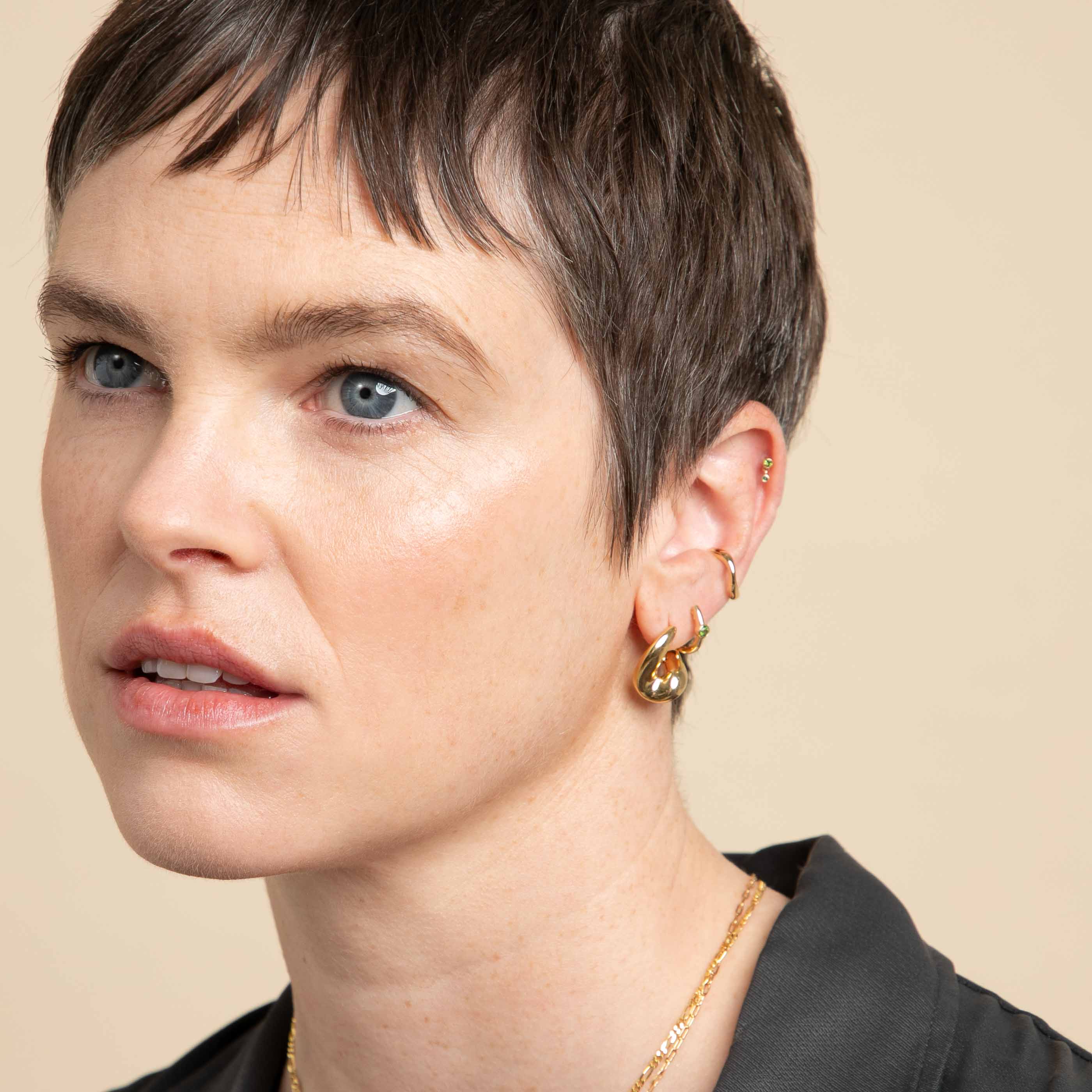 Flat Back Labret Studs - Green Tourmaline Double Piercing Stud in Solid Gold - Piercing Stud - Astrid & Miyu