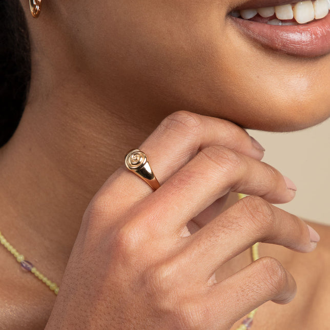 Shell Signet Ring in Gold - Signet Ring - Astrid & Miyu