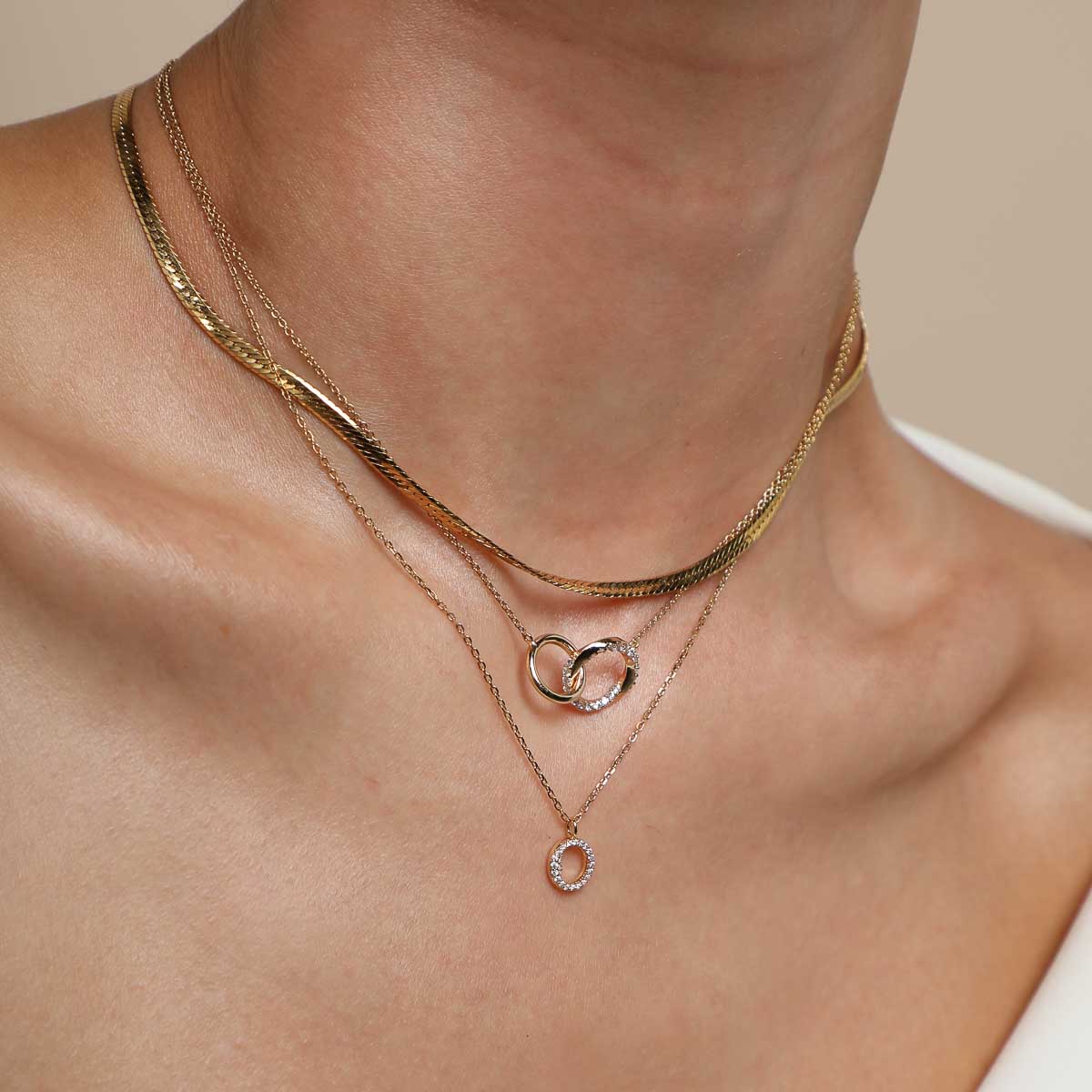 18k Gold Plated Jewellery - O Initial Pavé Pendant Necklace in Gold - Pendant Necklace - Astrid & Miyu