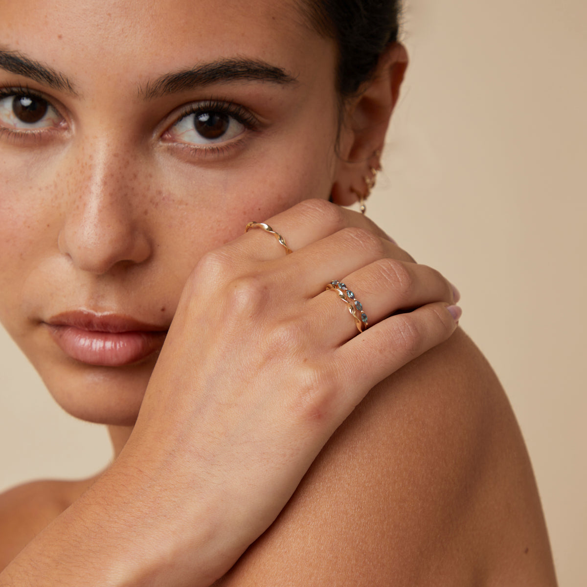 Rings - Twist Band Ring in Solid Gold - Band Rings - Astrid & Miyu