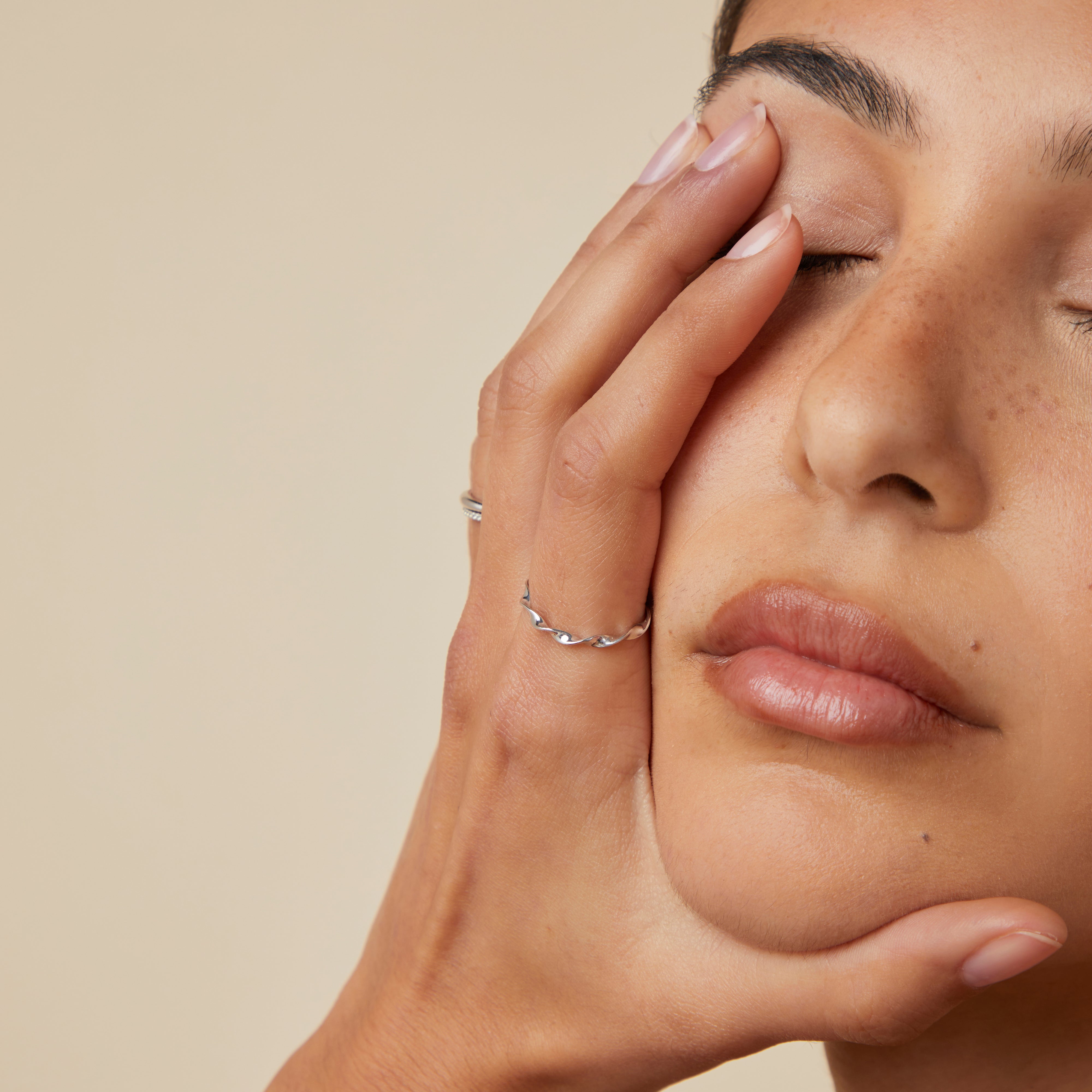 Rings - Twist Band Ring in Solid White Gold - Band Rings - Astrid & Miyu