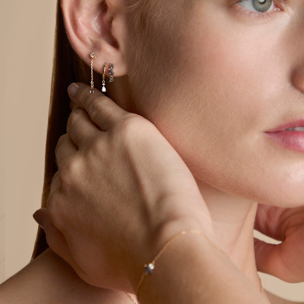 AM25-AD-SG-LA-CLSTR-HUG-SG_4-Astrid & Miyu