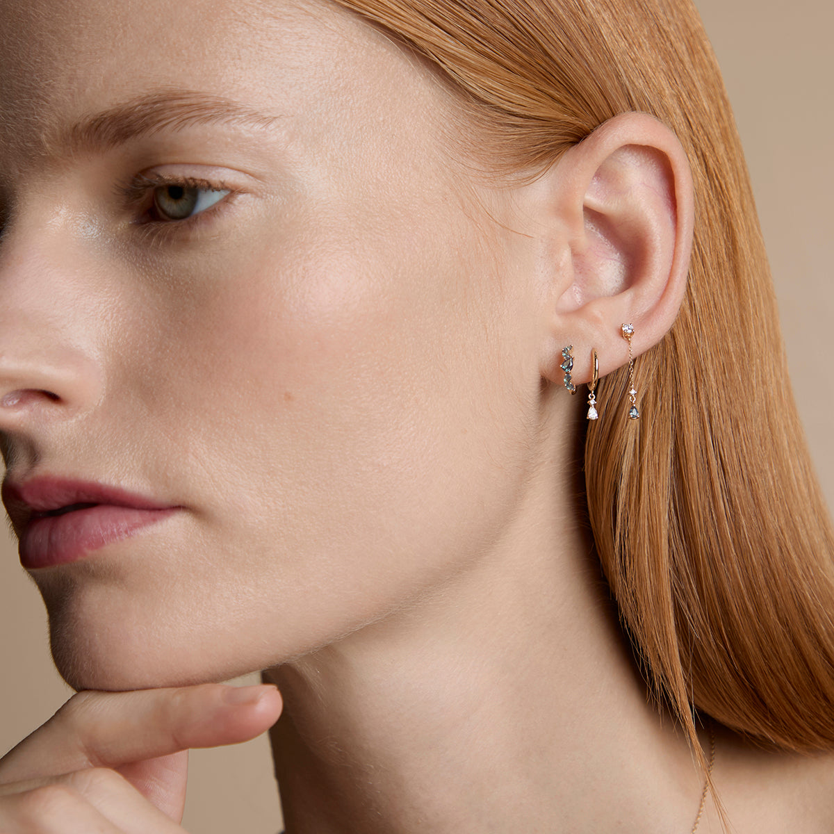 AM25-AD-SG-LA-CLSTR-HUG-SG_5-Astrid & Miyu