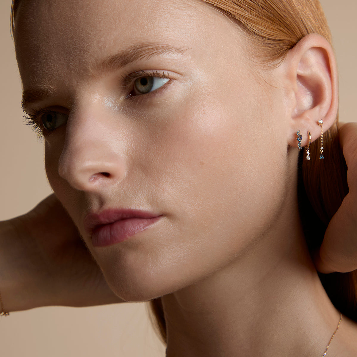 AM25-AD-SG-LA-CLSTR-HUG-SG_6-Astrid & Miyu