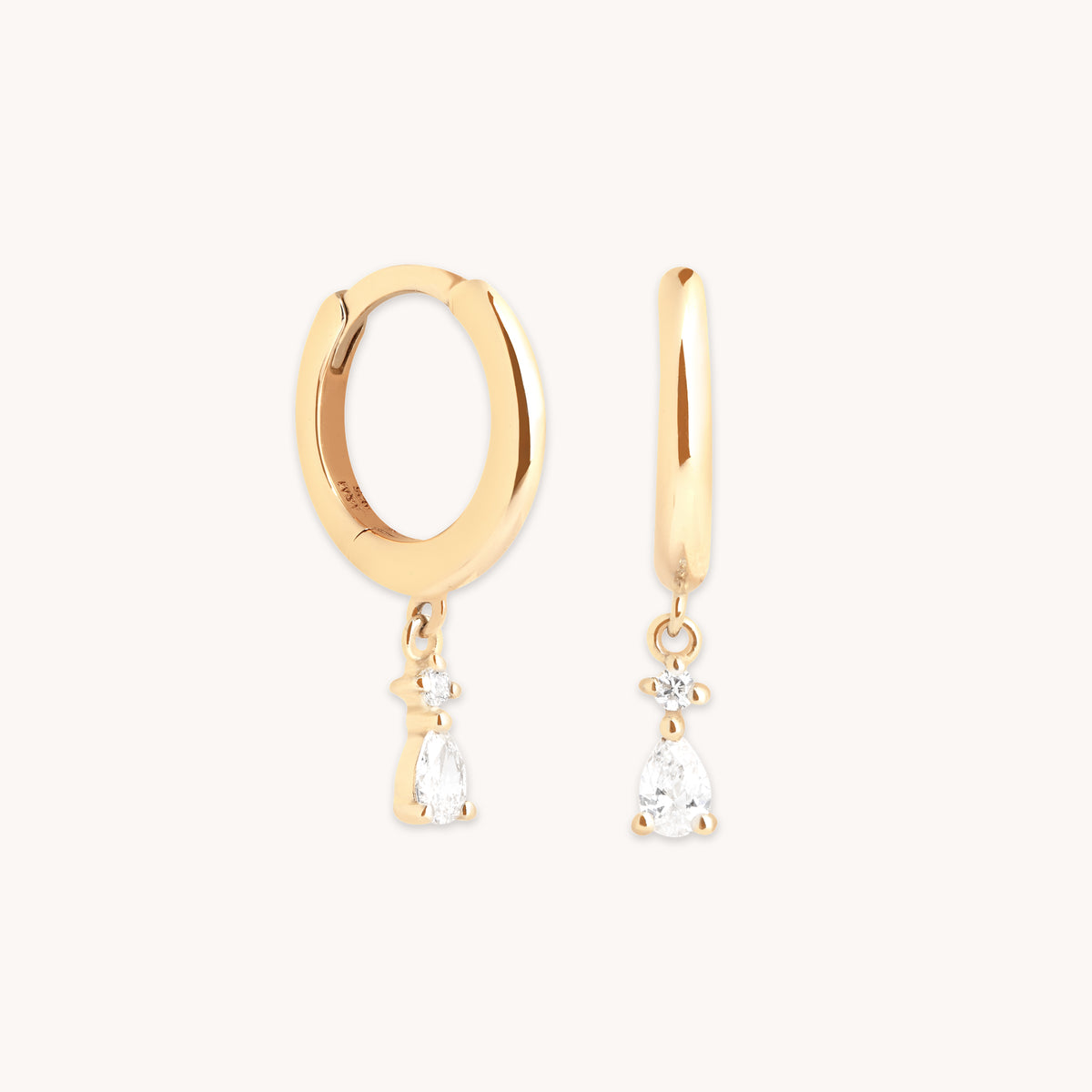 AM25-AD-SG-LD-CHRM-HUG-SG_1-Astrid & Miyu