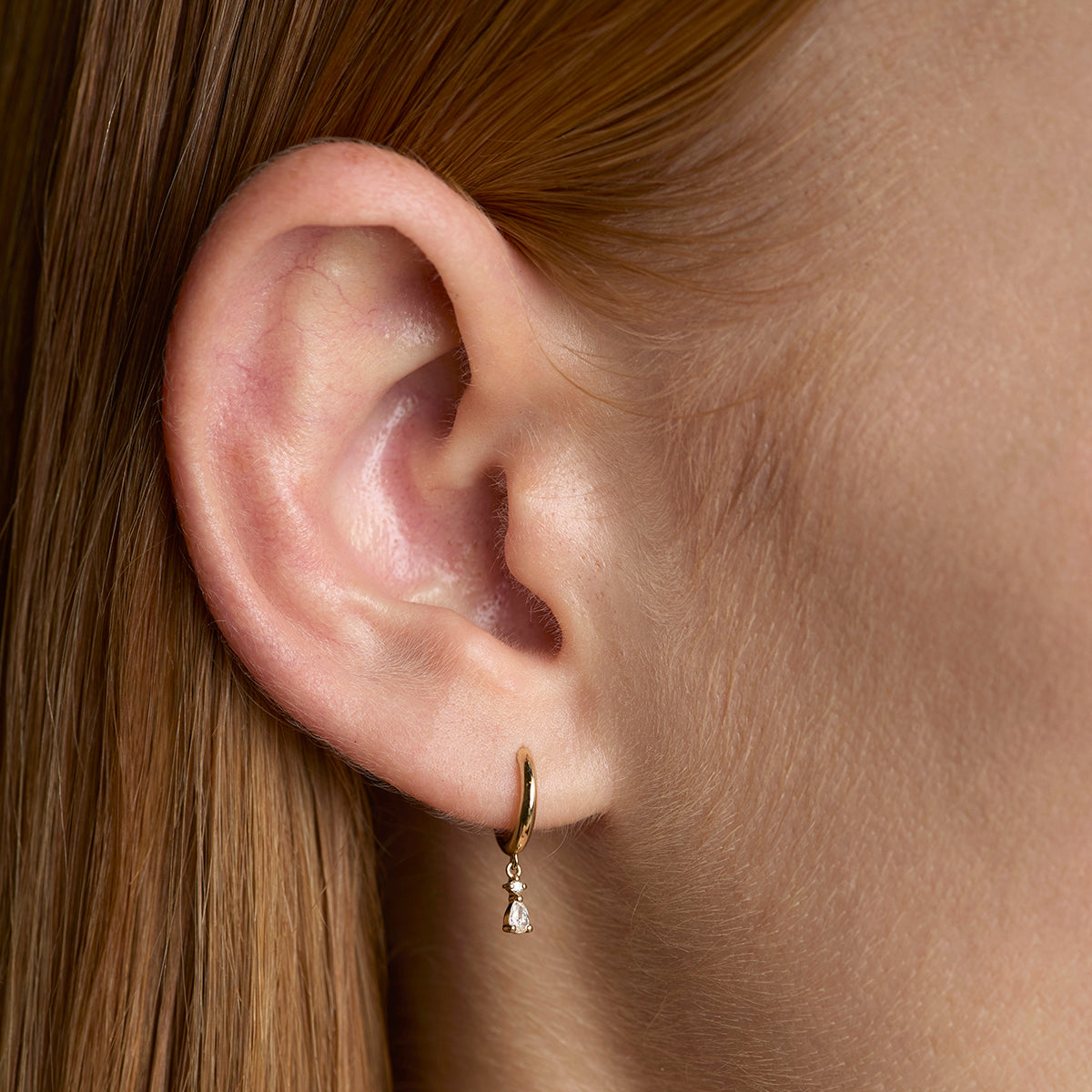 AM25-AD-SG-LD-CHRM-HUG-SG_2-Astrid & Miyu