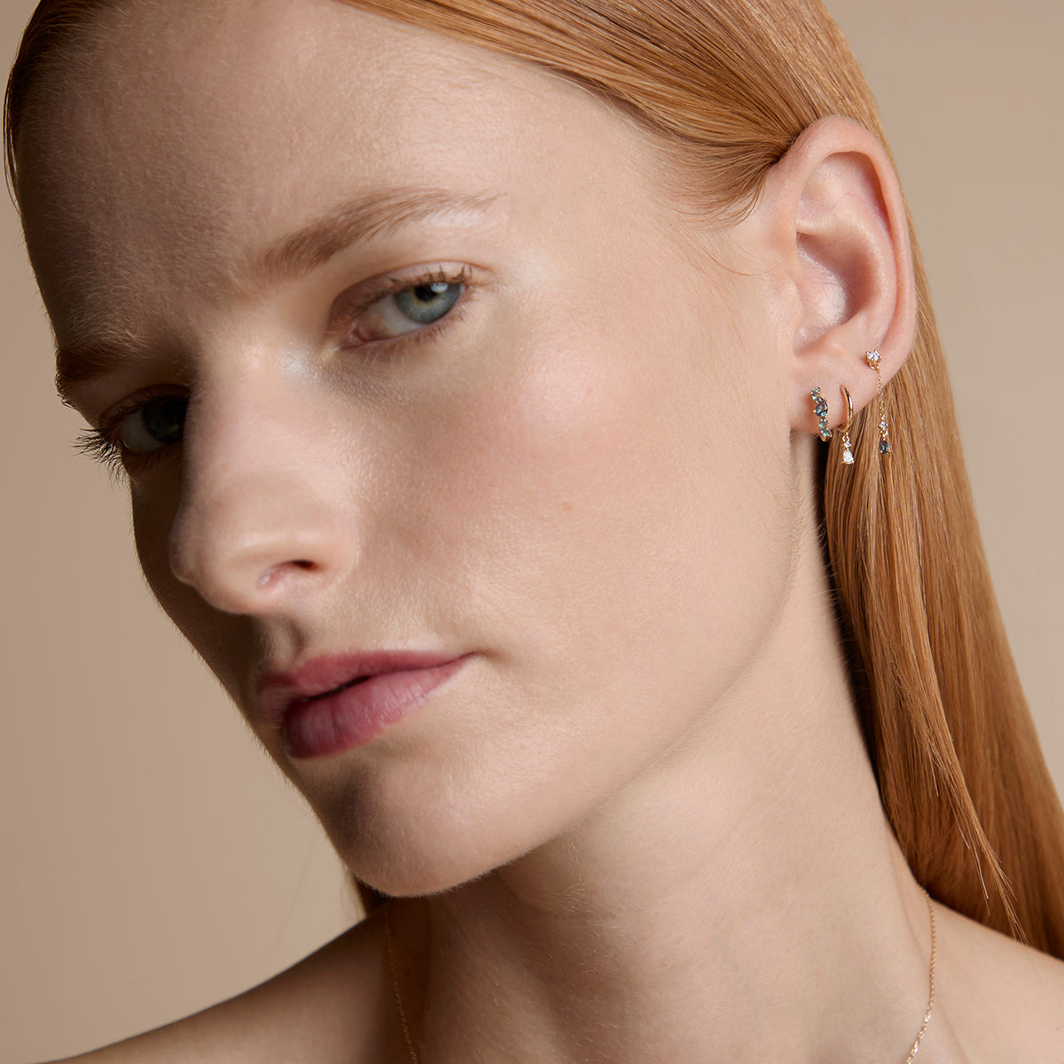 AM25-AD-SG-LD-CHRM-HUG-SG_5-Astrid & Miyu