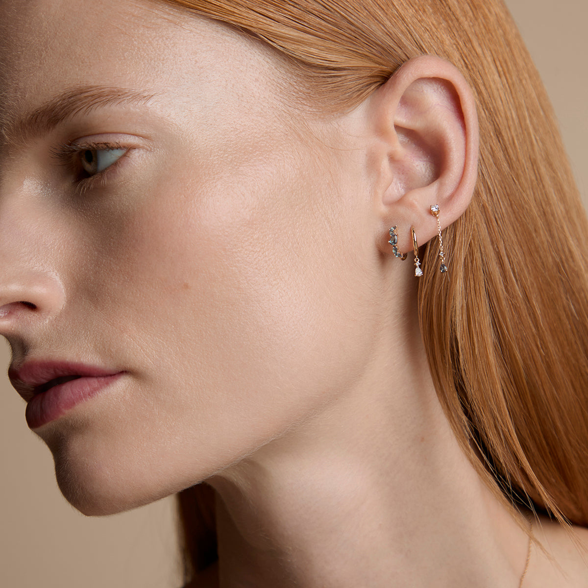 AM25-AD-SG-LD-CHRM-HUG-SG_6-Astrid & Miyu