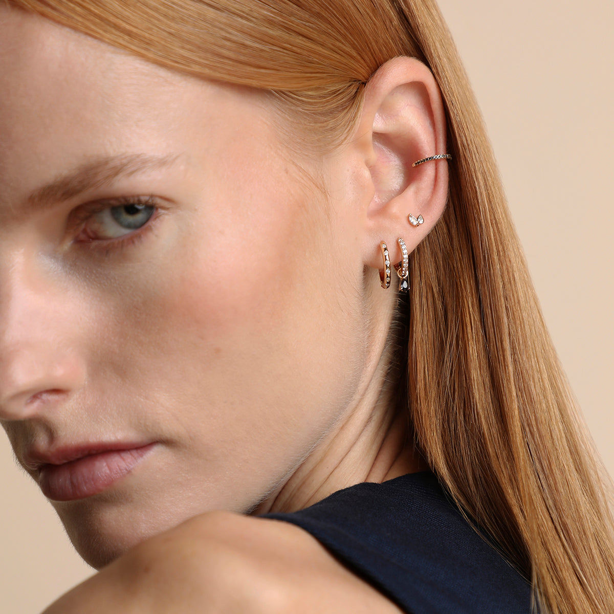 AM25-AD12-H-CRYS-G_4-Astrid & Miyu