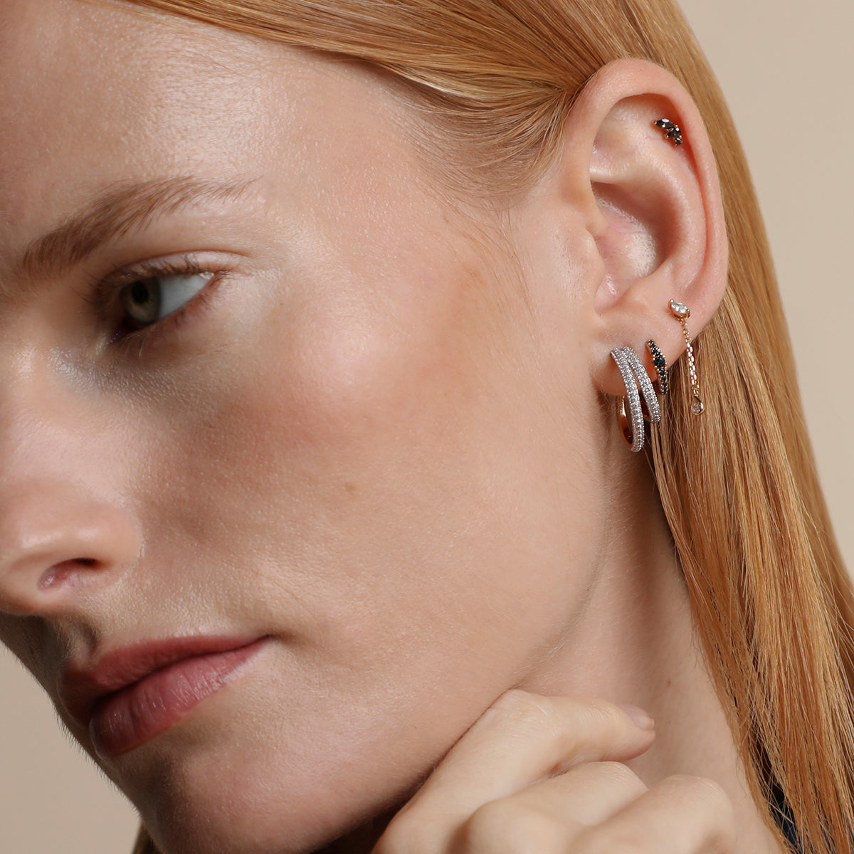 AM25-AD12-STUD-NAV-G_4-Astrid & Miyu