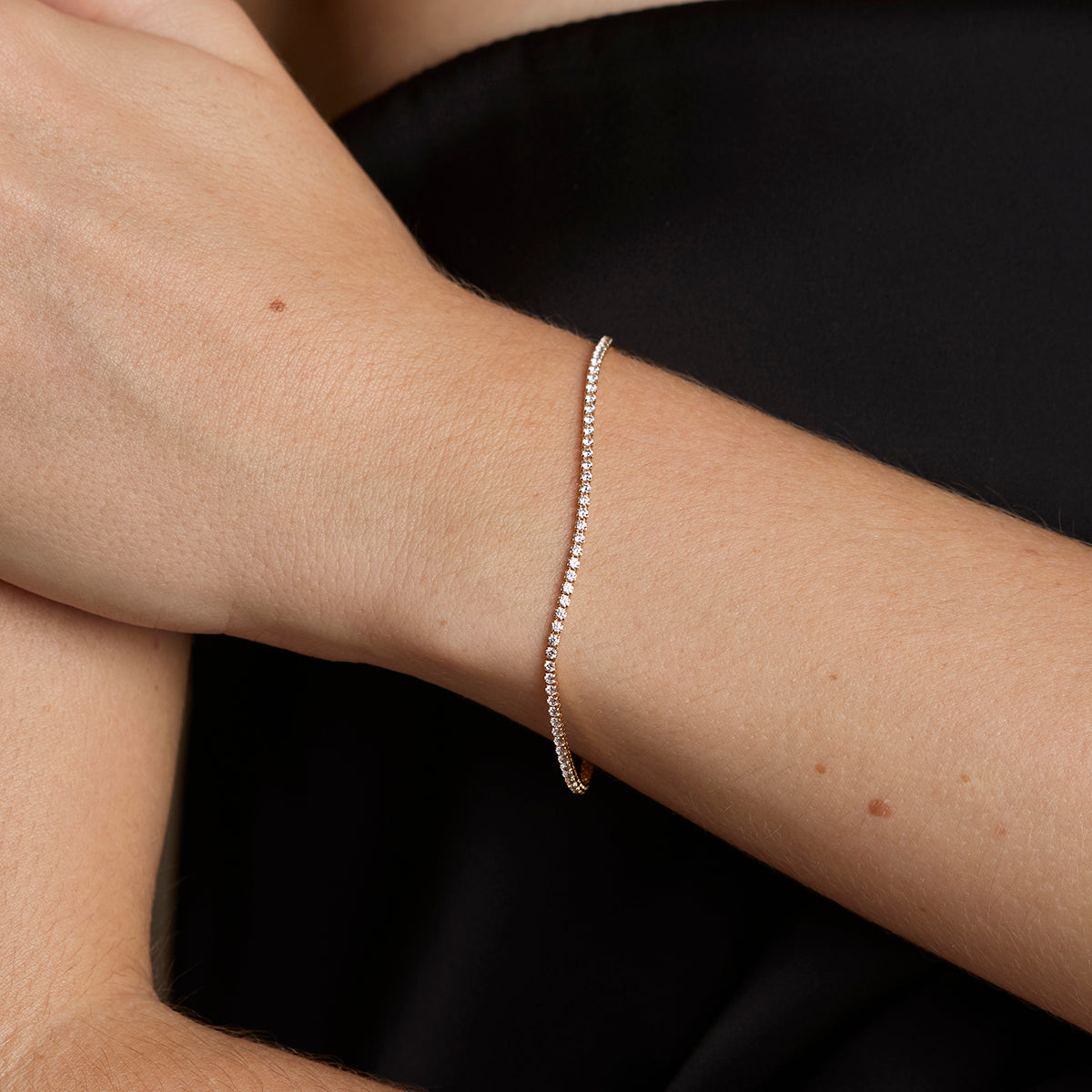 AM25-AD24-B-TEN-G_2-Astrid & Miyu