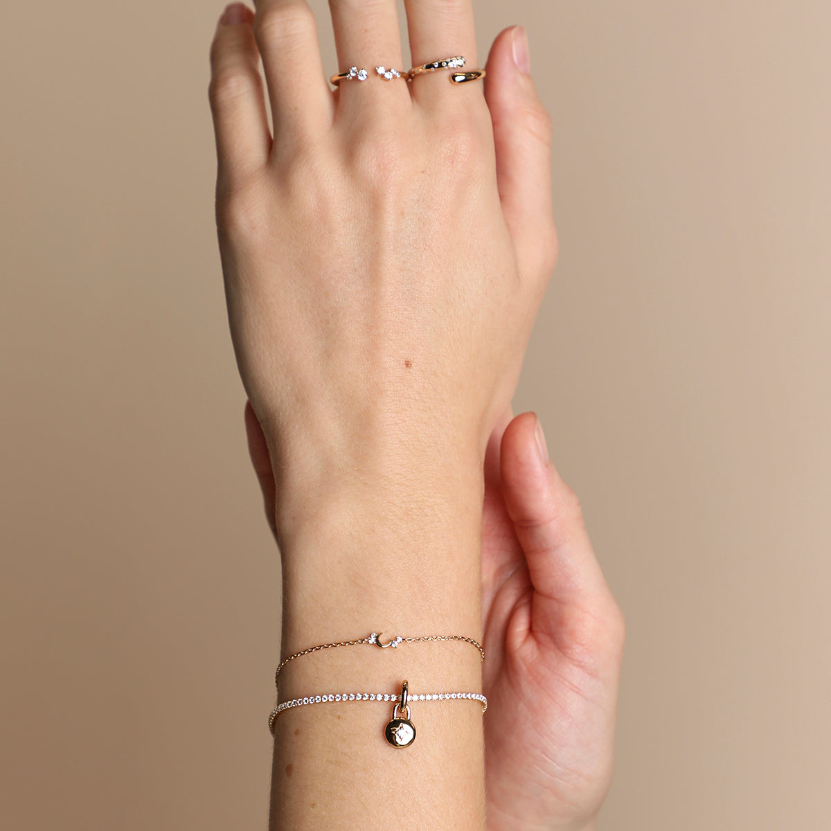 AM25-AD24-B-TEN-G_4-Astrid & Miyu