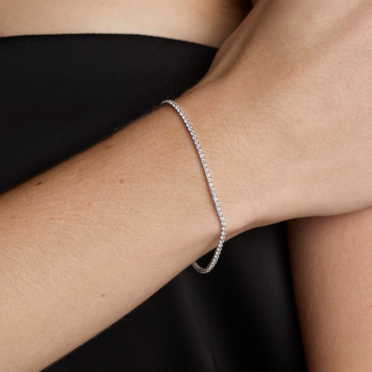 AM25-AD24-B-TEN-S_2-Astrid & Miyu