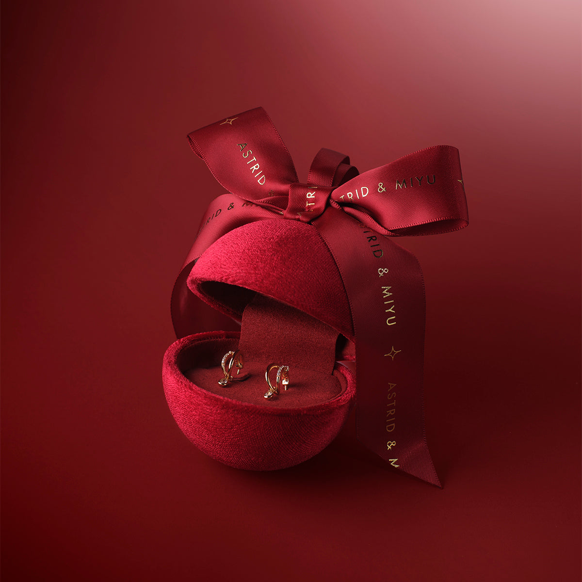 Illusion Huggies Ornament Bauble in Gold-Astrid & Miyu