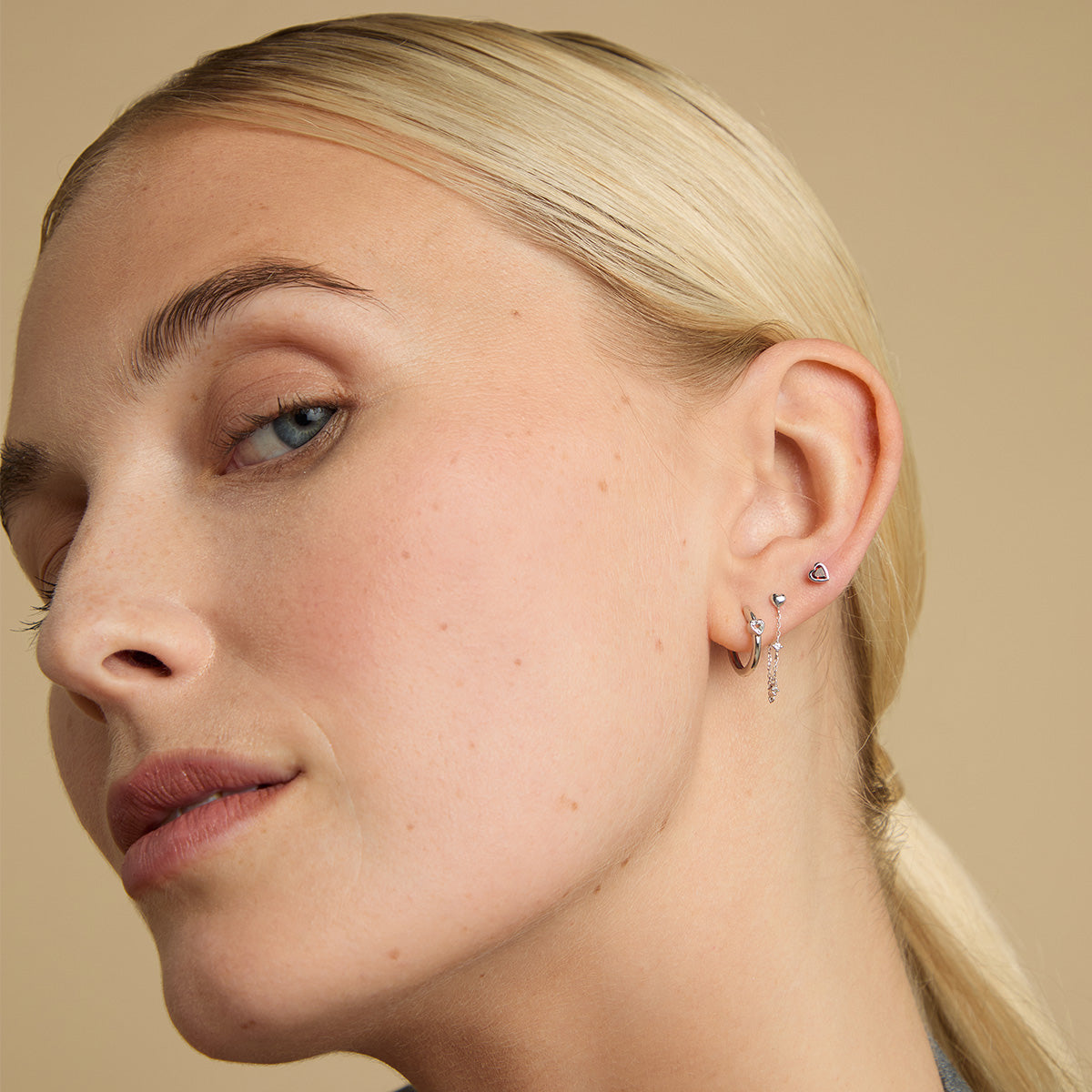 Piercing Jewellery - Heart Topaz Piercing Hoop in Solid White Gold - Piercing Hoops - Astrid & Miyu