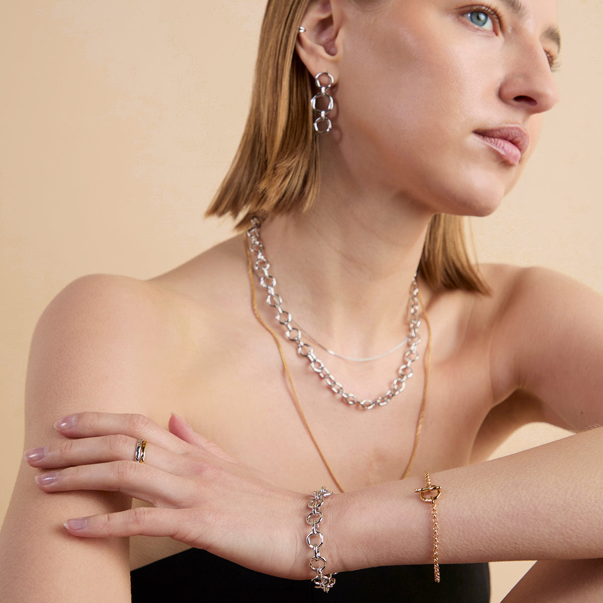 T-Bar Chain Bracelet in Gold-Astrid & Miyu