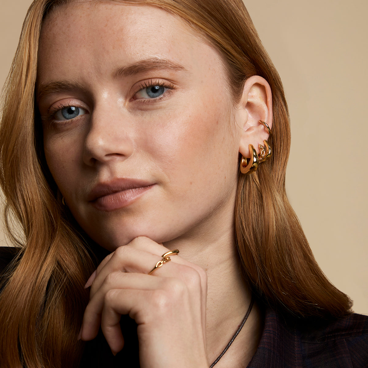 Saddle Small Hoops in Gold-Astrid & Miyu