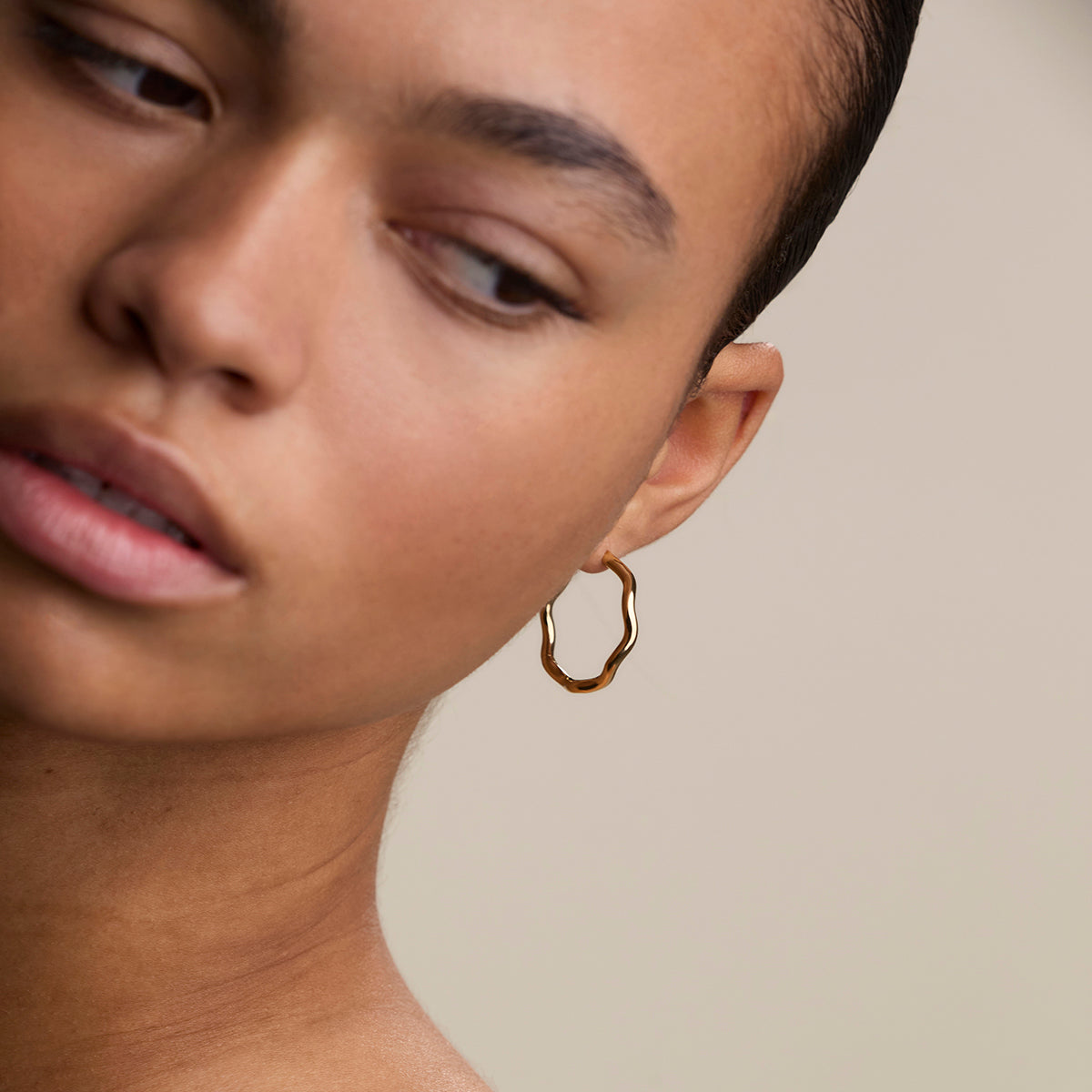 Scalloped Large Hoops in Gold-Astrid & Miyu