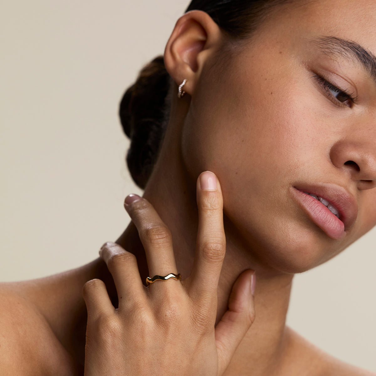 Scalloped Band Ring in Gold-Astrid & Miyu