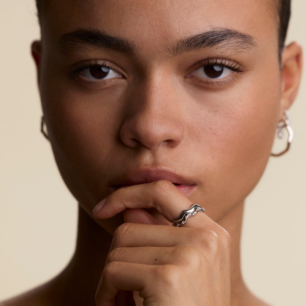 Scalloped Band Ring in Silver-Astrid & Miyu