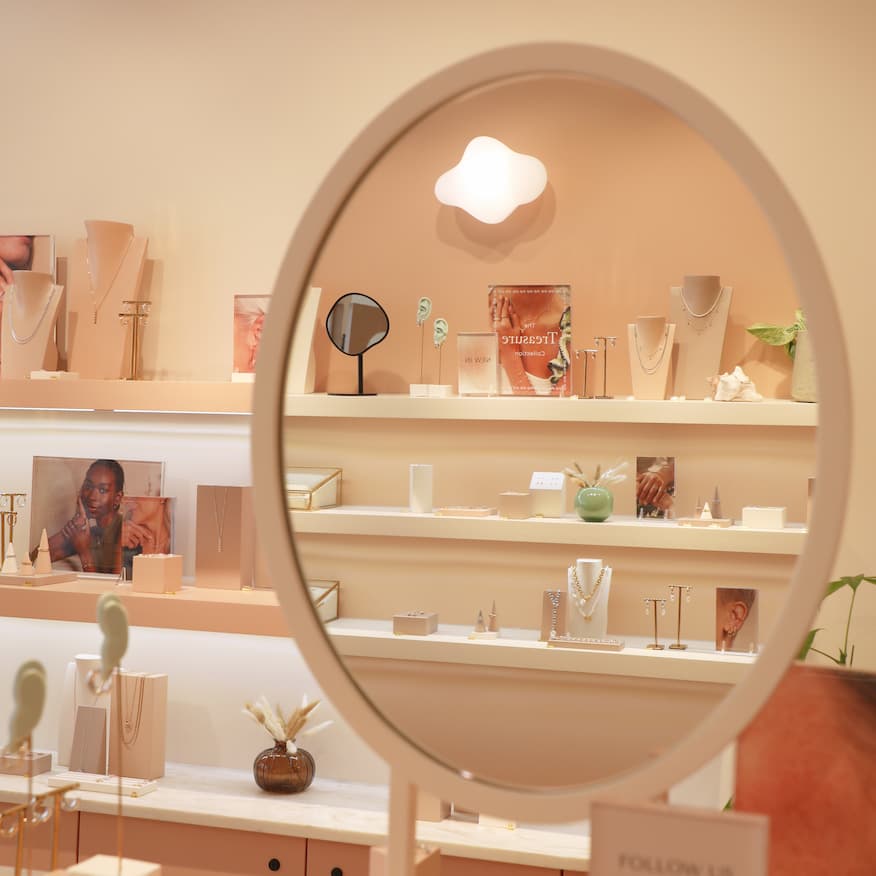 Bath-store-mirror-painting-Astrid & Miyu