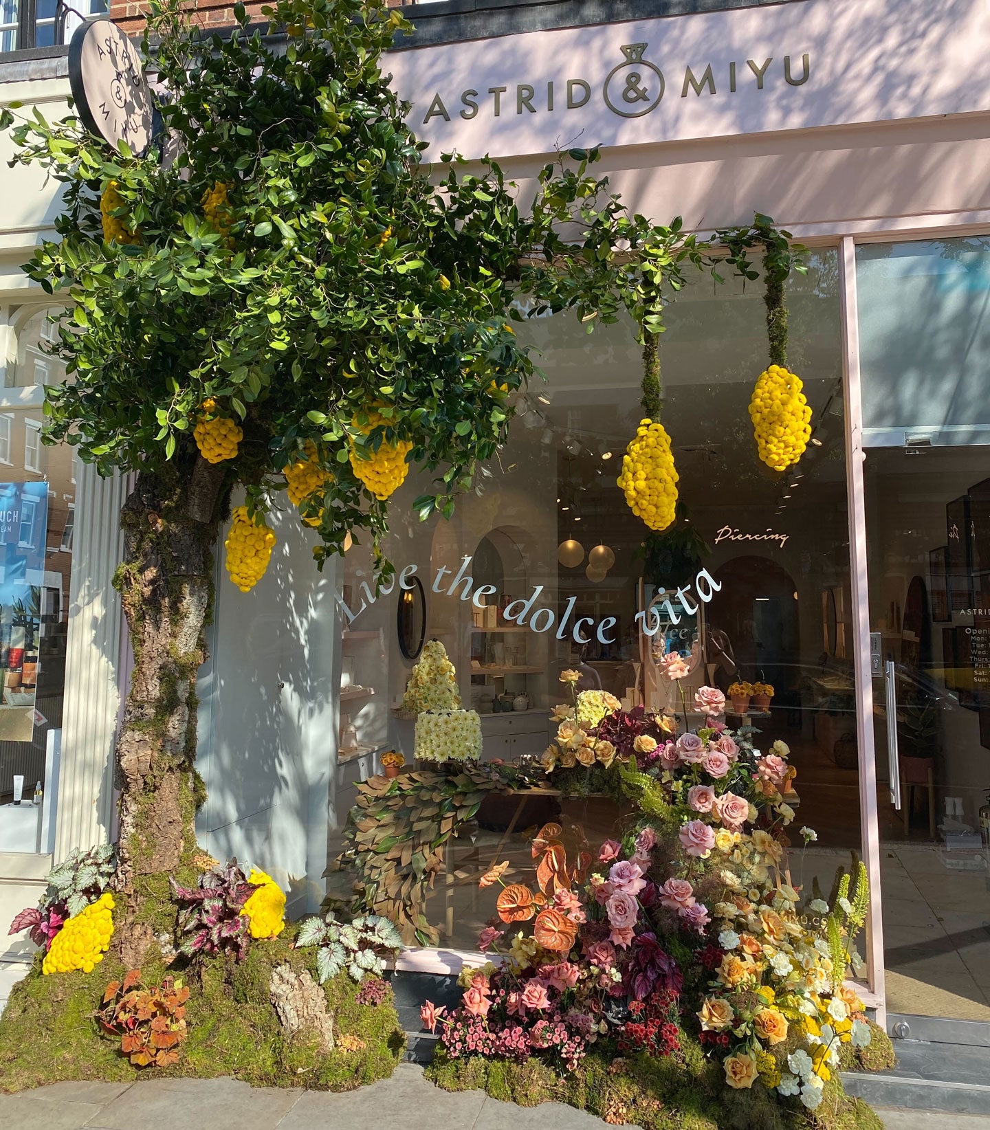 Chelsea-in-Bloom-1440x1644-Web_08db9259-3f77-471a-bb48-ec7e11ae4f30-Astrid & Miyu