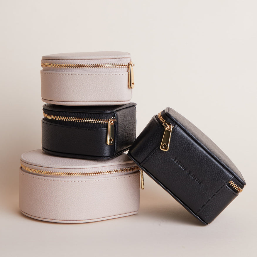 Ecom_Square_1_1-Astrid & Miyu