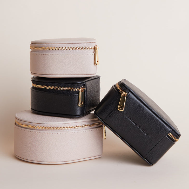 Ecom_Square_1_1_84fb58ae-f737-42d4-b7d0-17498a513b53-Astrid & Miyu