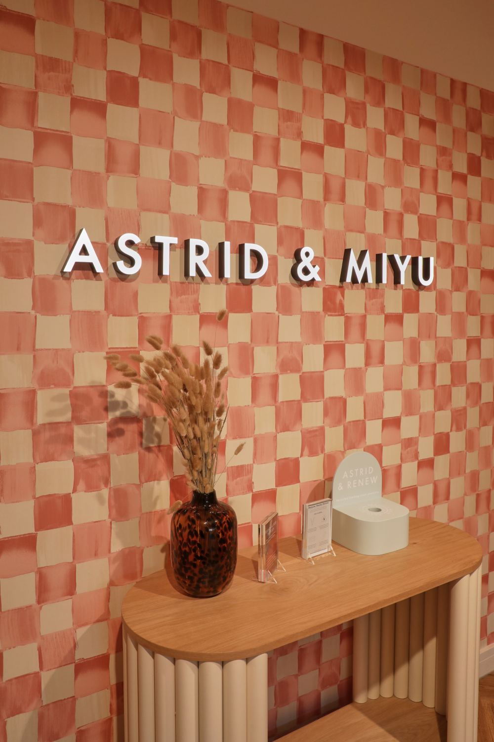 Feature_wall_4d86a452-0c8e-4a8b-8b2b-7f8235b8e85c-Astrid & Miyu