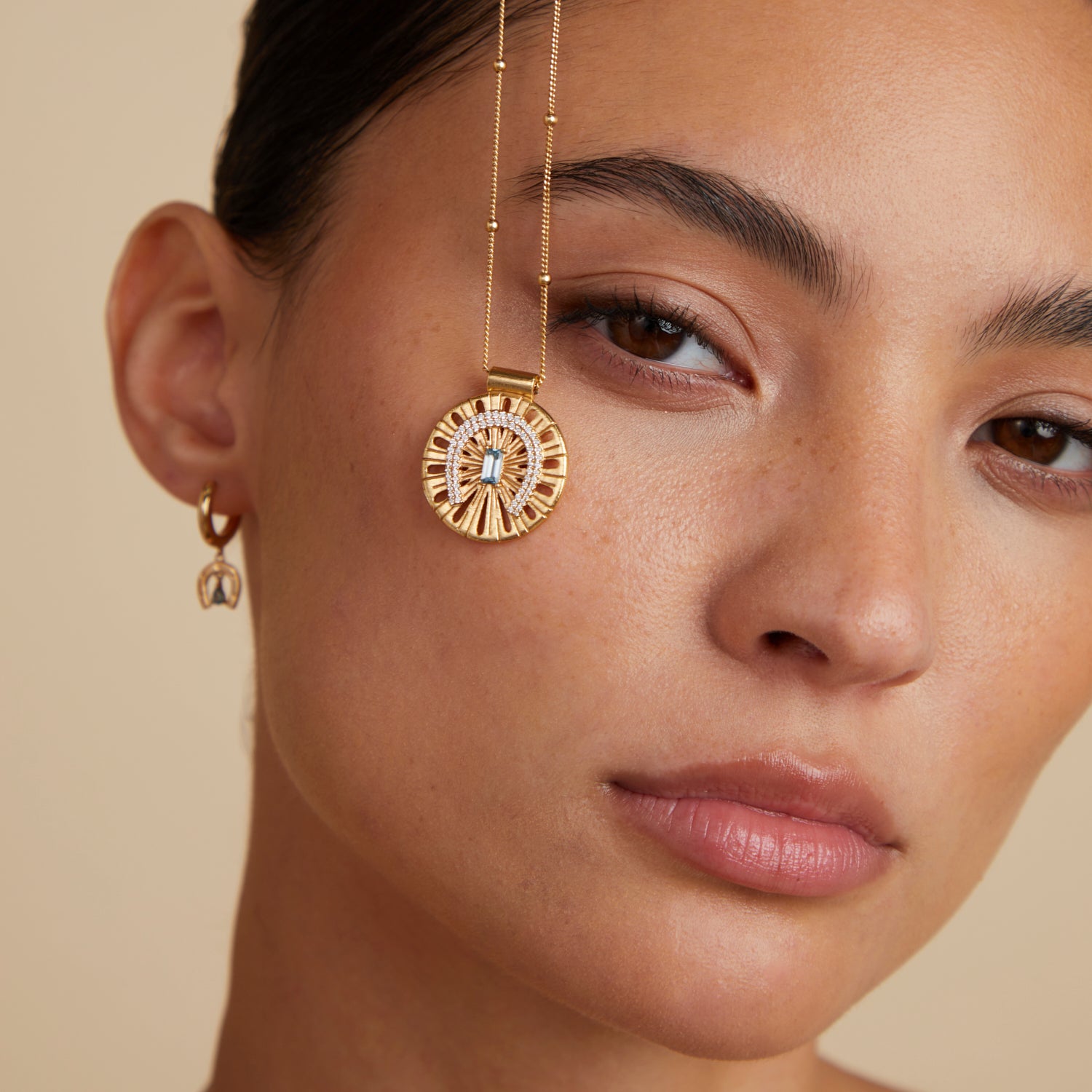 18k Gold Plated Jewellery - Horseshoe Pendant Necklace in Gold - Pendant Necklace - Astrid & Miyu