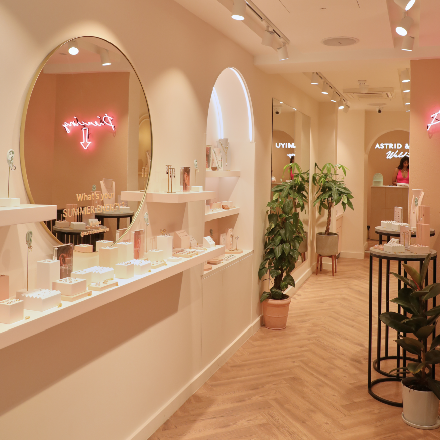 Main_Image_b6ed54ac-14bc-401f-a9c4-7bfecd6e4253-Astrid & Miyu