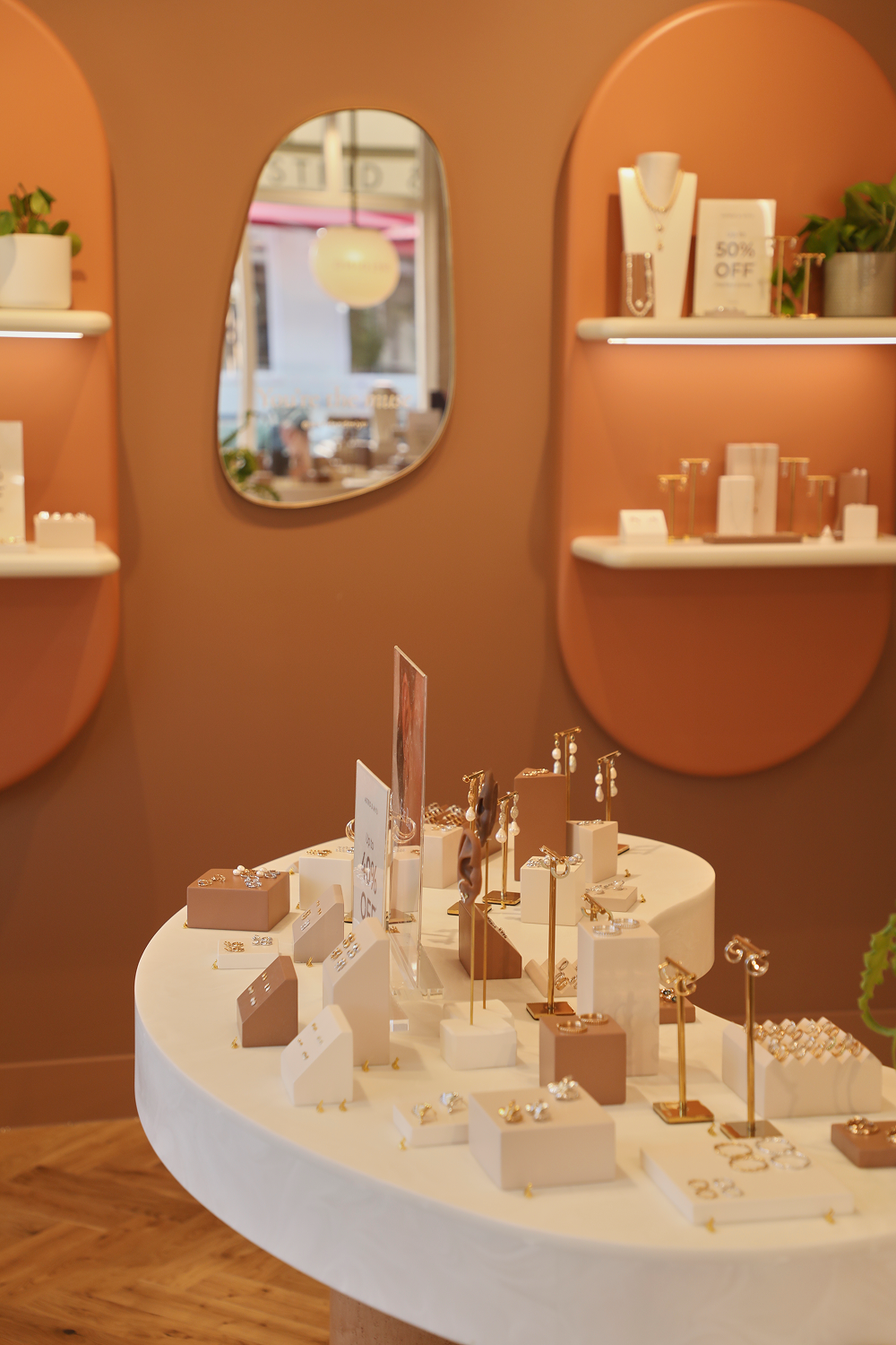 Organic_Shapes_5db8bcb9-d327-4843-906d-e454e4138057-Astrid & Miyu