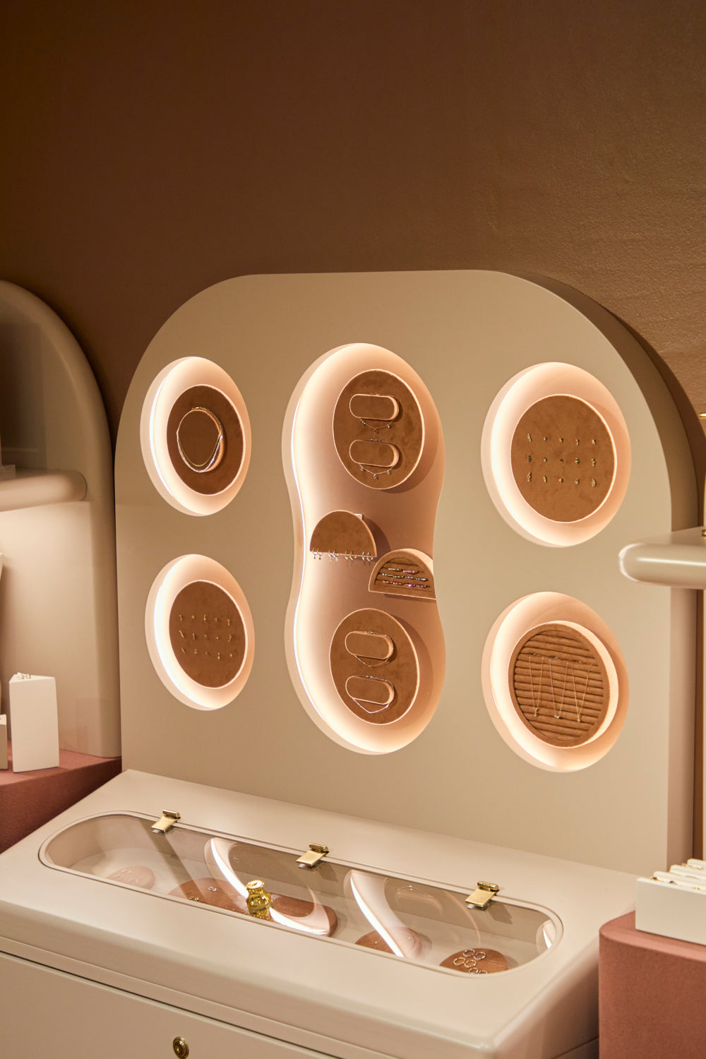 Organic_shapes_030b22eb-d940-4ff5-9703-a78591ac9843-Astrid & Miyu