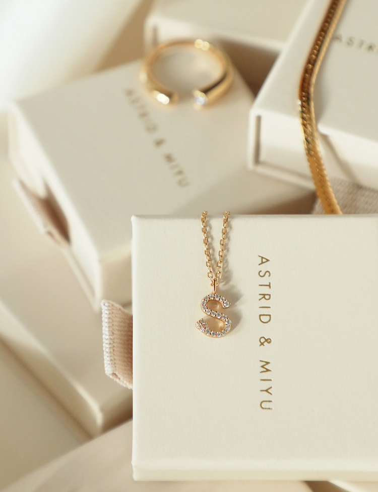 Packaging_9a986e90-98e5-4084-a312-307fa0e2a89b-Astrid & Miyu