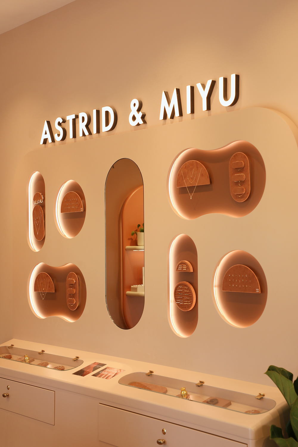 Statement_Walls-Astrid & Miyu