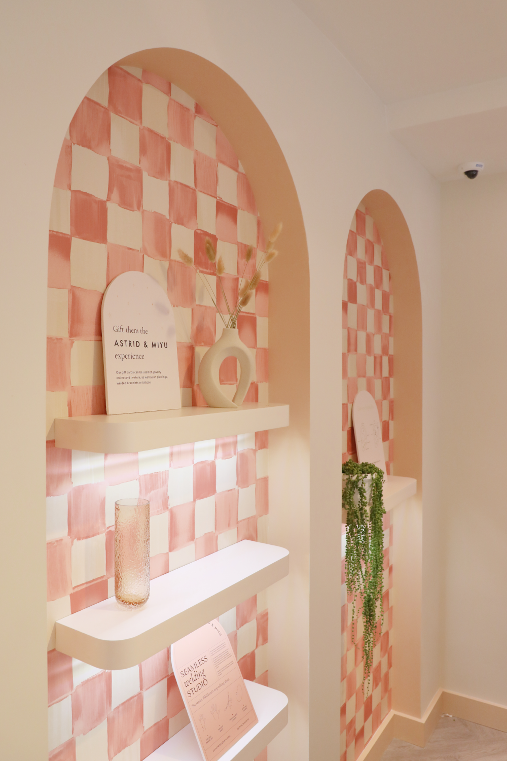 Statement_patterns_wallpaper_1-Astrid & Miyu