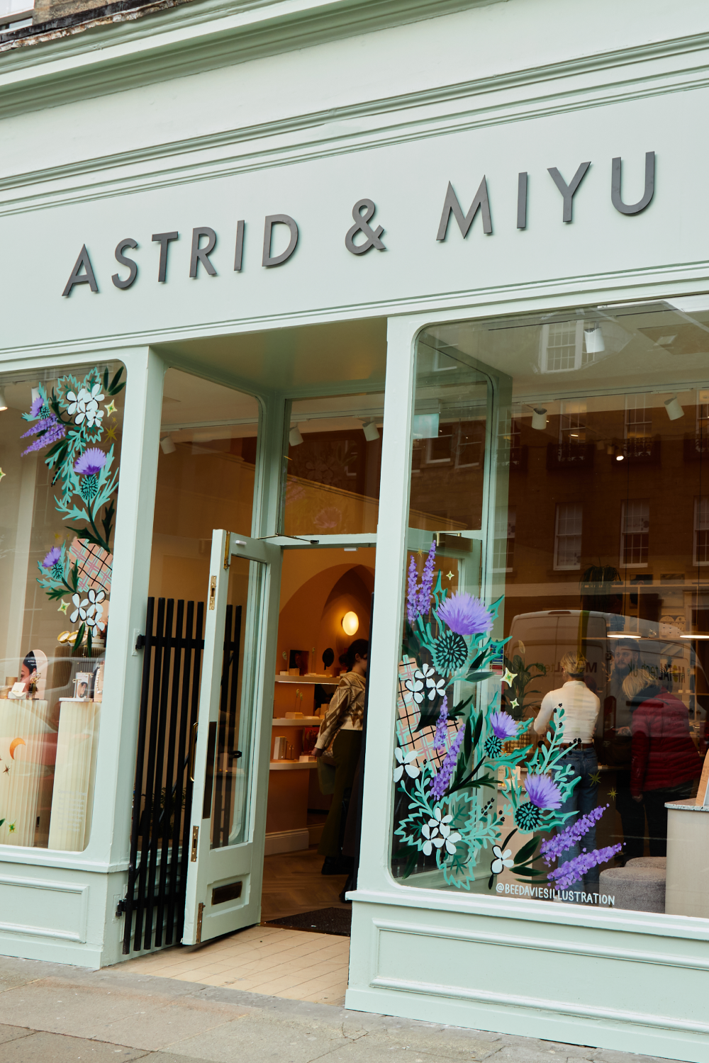 Tiled_entrance-Astrid & Miyu