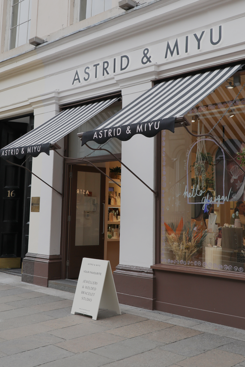 Traditional_awning_glasgow_3-Astrid & Miyu