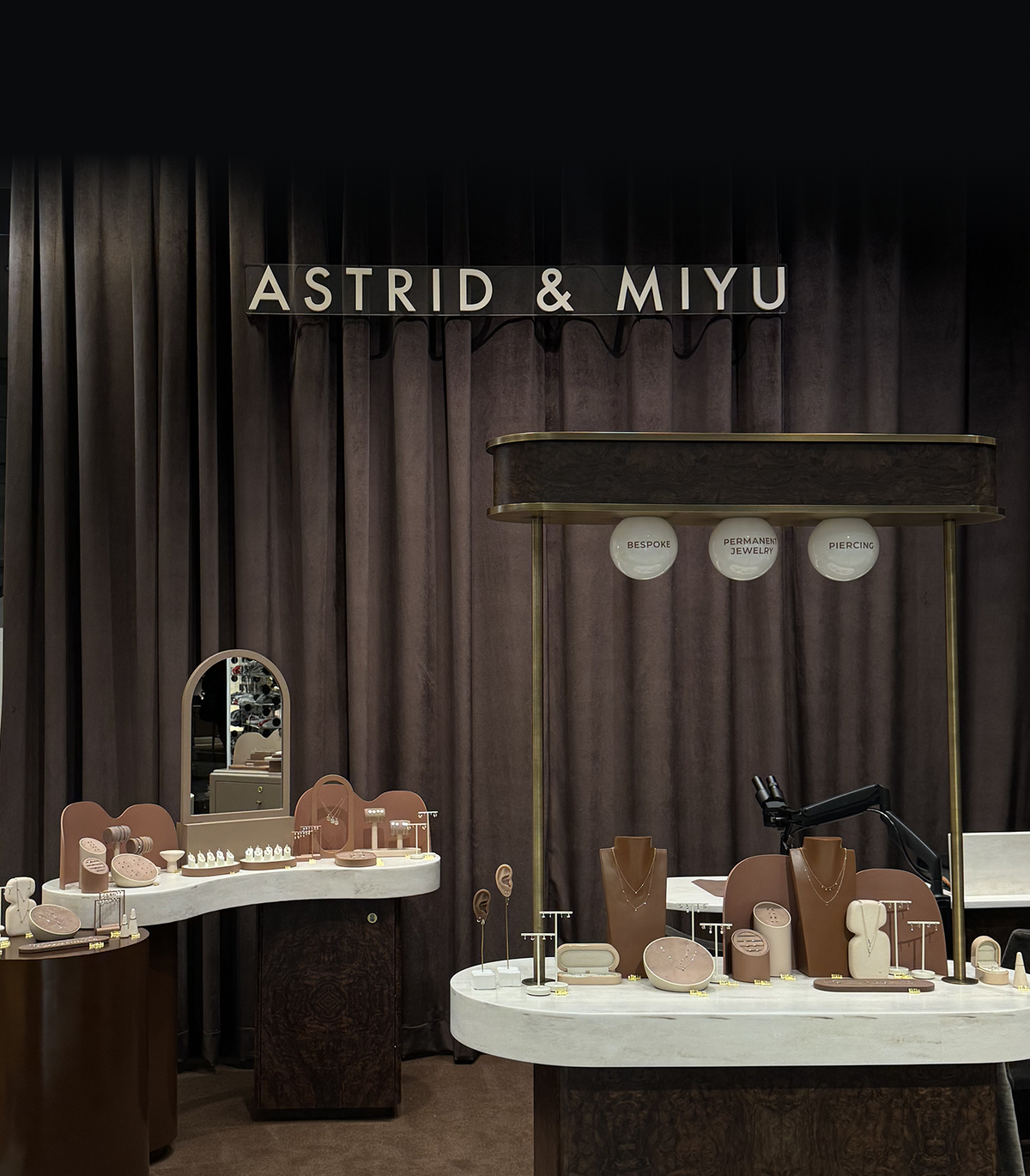Williamsburg_Desktop_1-Astrid & Miyu