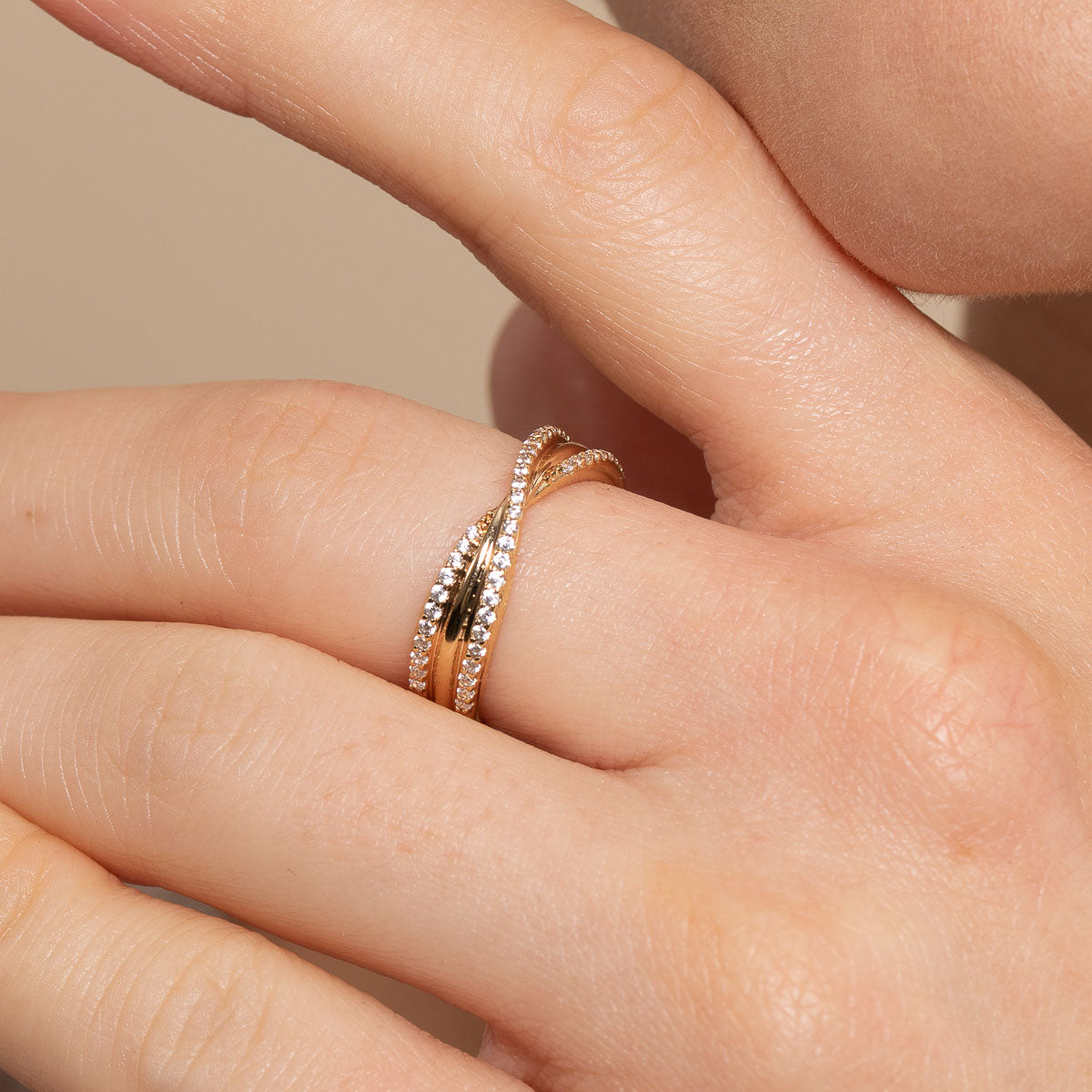 Twist Pavé Ring in Gold - Band Ring - Astrid & Miyu