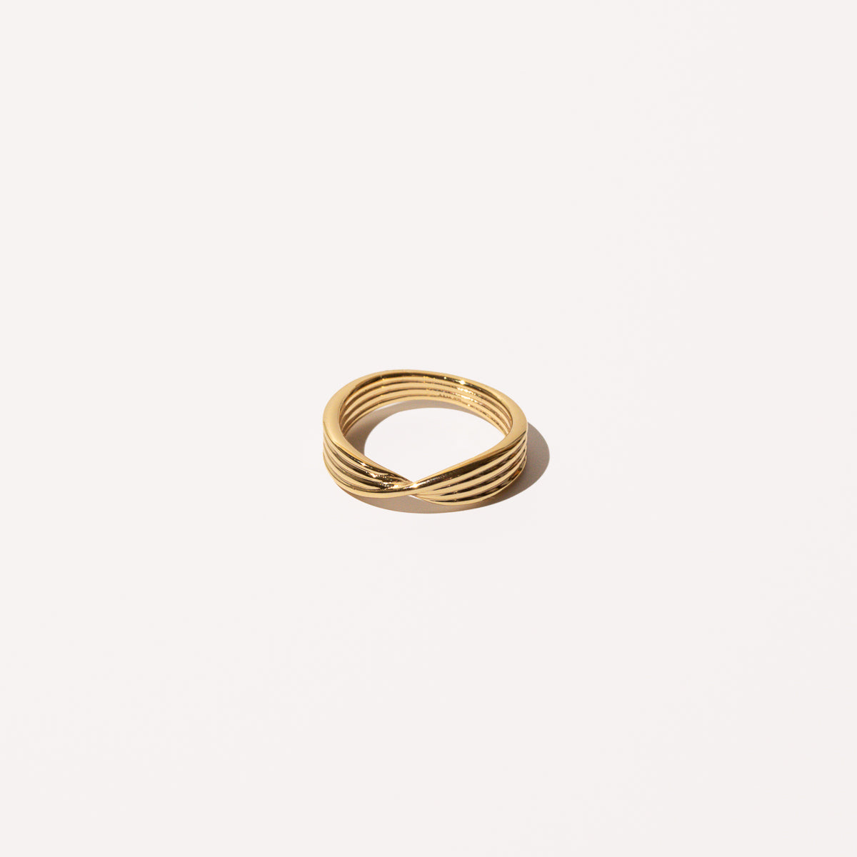 Twist Ring in Gold - Band Ring - Astrid & Miyu