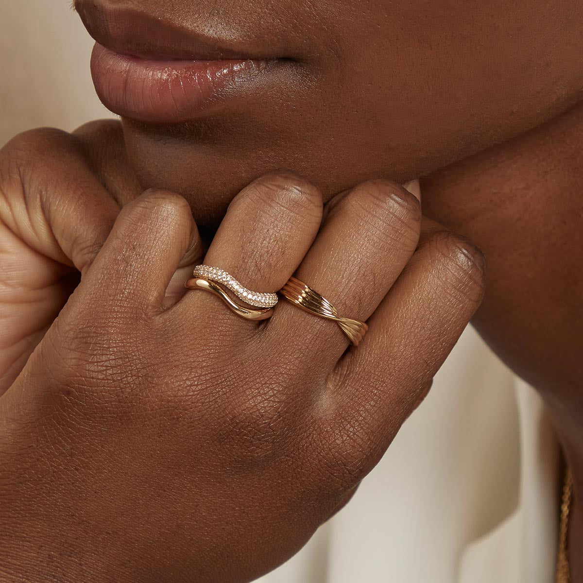 Twist Ring in Gold - Band Ring - Astrid & Miyu