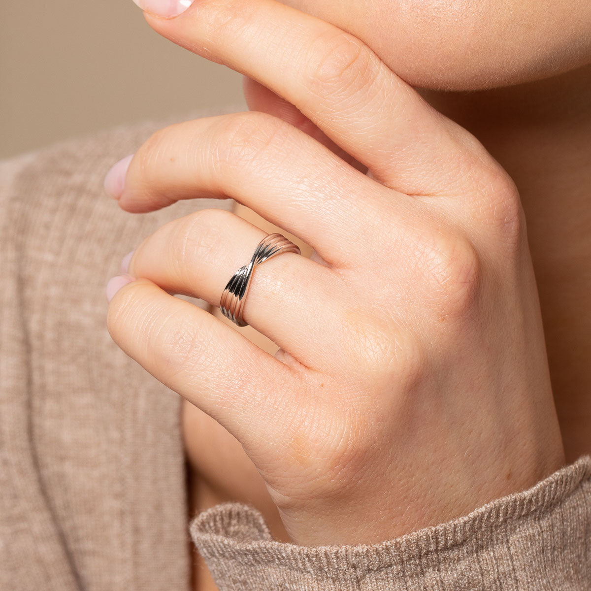 Twist Ring in Silver - Band Ring - Astrid & Miyu