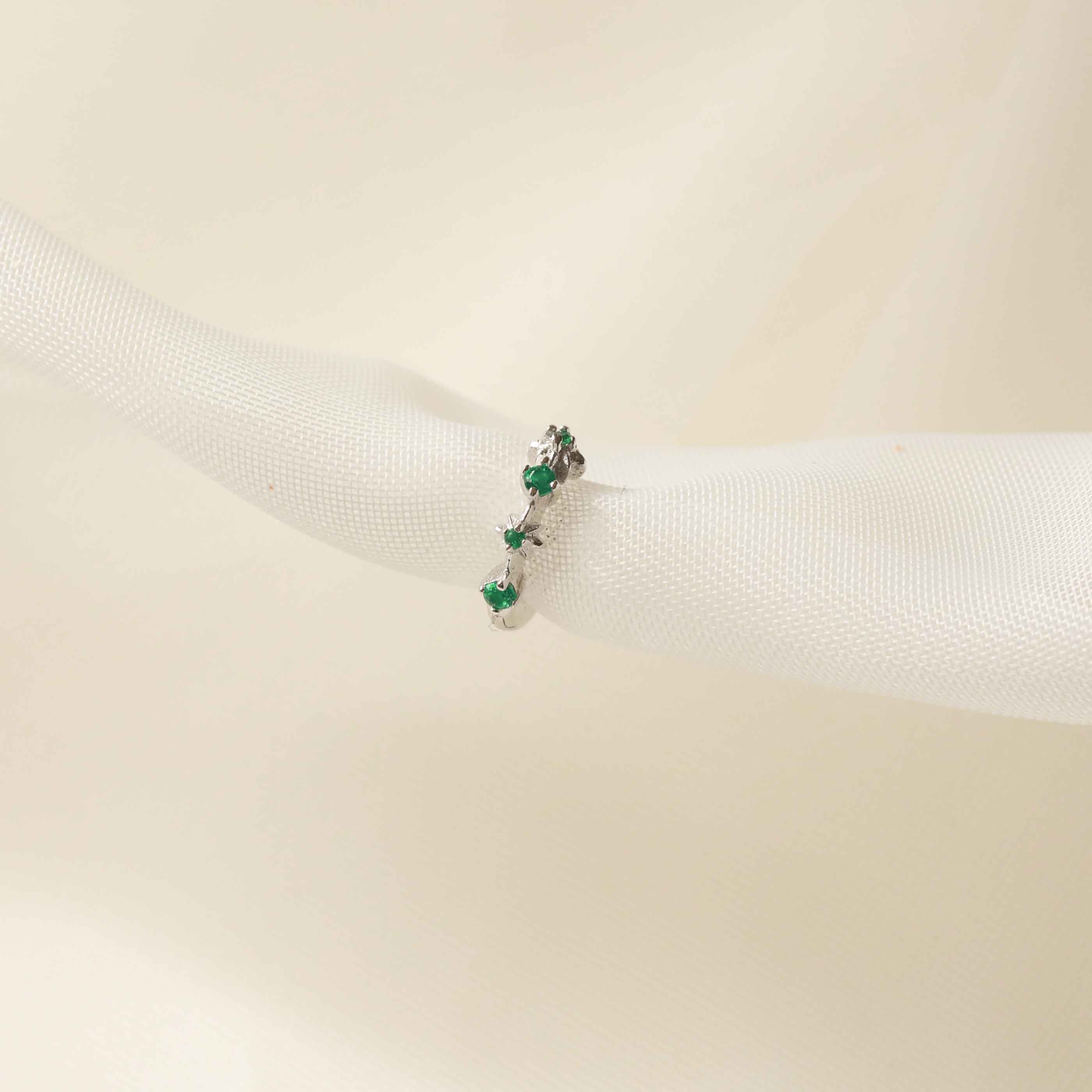 Cartilage Hoops - Cosmic Emerald Hoop 6.5mm in Silver - Clicker - Astrid & Miyu