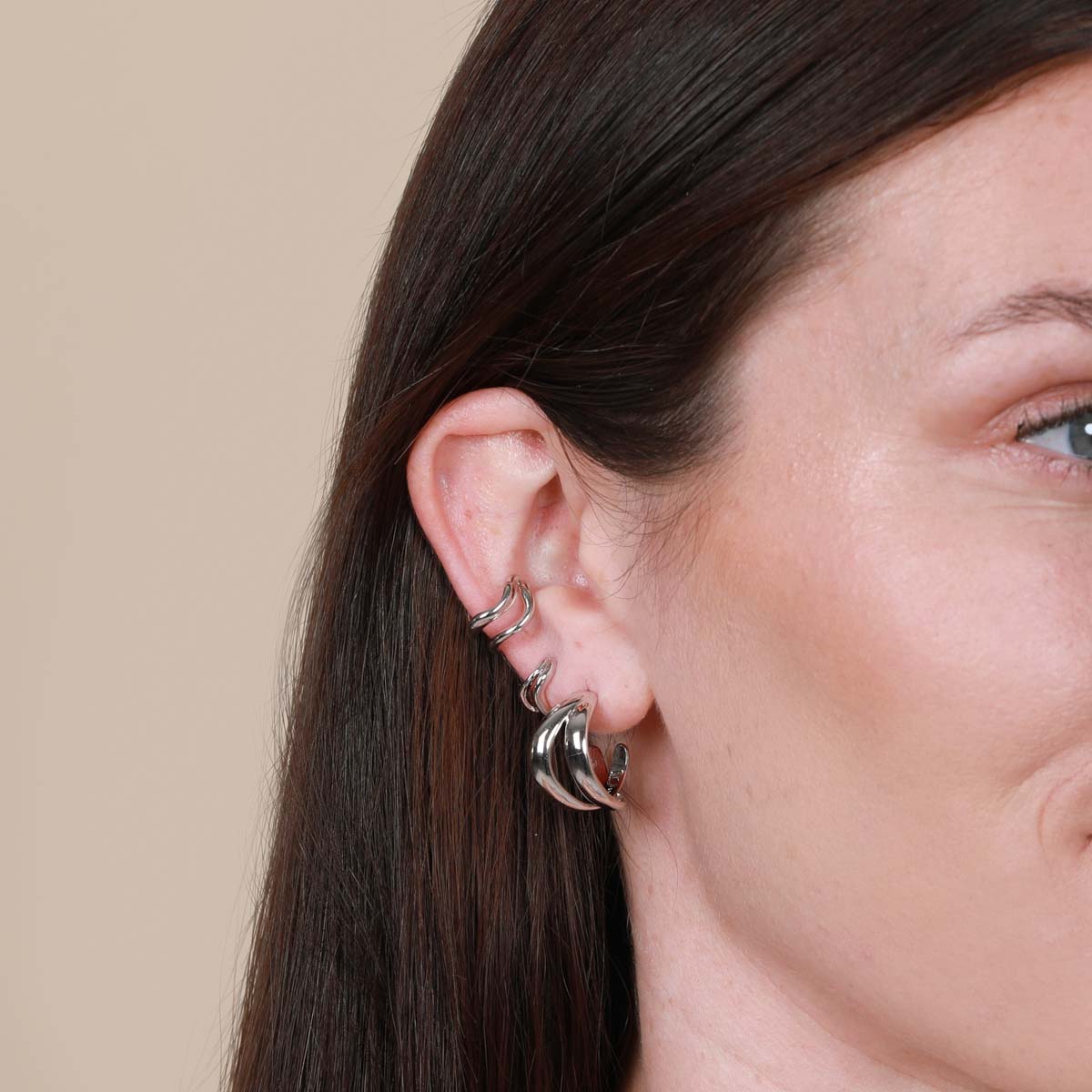 Worn shot of Molten Duo Huggies in Silver worn in upper lobe piercing location