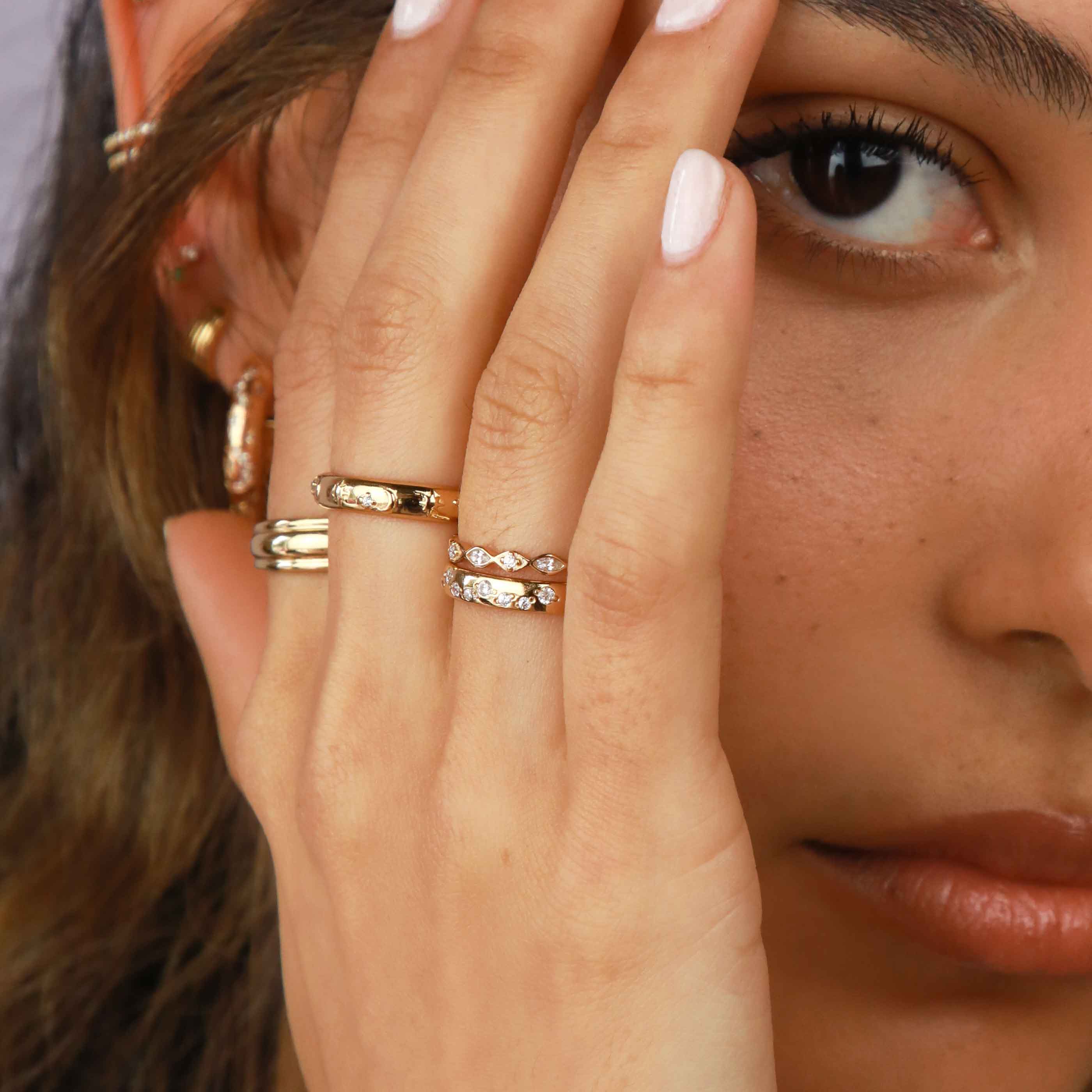 Navette-Crystal-Band-Ring-Sgold_worn