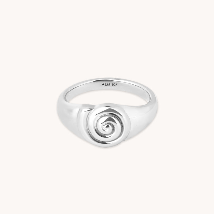 Shell Signet Ring in Silver - Signet Ring - Astrid &amp; Miyu