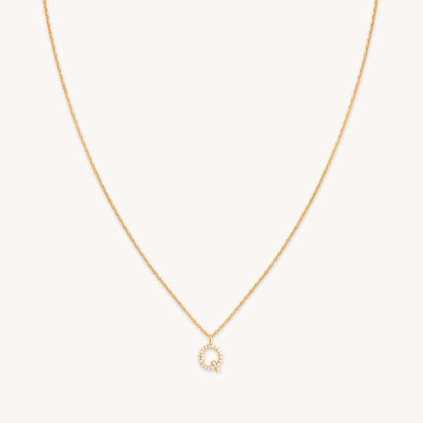 18k Gold Plated Jewellery - Q Initial Pavé Pendant Necklace in Gold - Pendant Necklace - Astrid &amp; Miyu